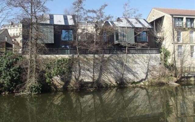 Modern 3 bed riverside home in Bath
