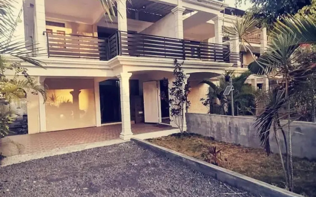 3-bedroom Duplex Seaview Beach Access Flic en Flac