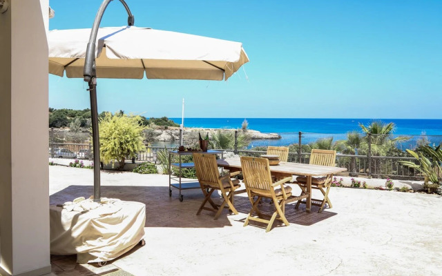 Phaedrus Living: Seaside Luxury Villa Anafi