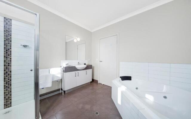 Moonlight Bay Apartments