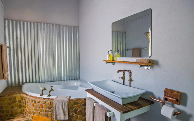 Caracal Lodge
