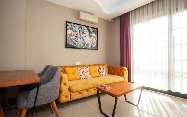 1 Room, Luxury shared pool apartment