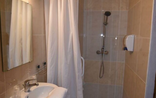 Hôtel Face West Le Pontet