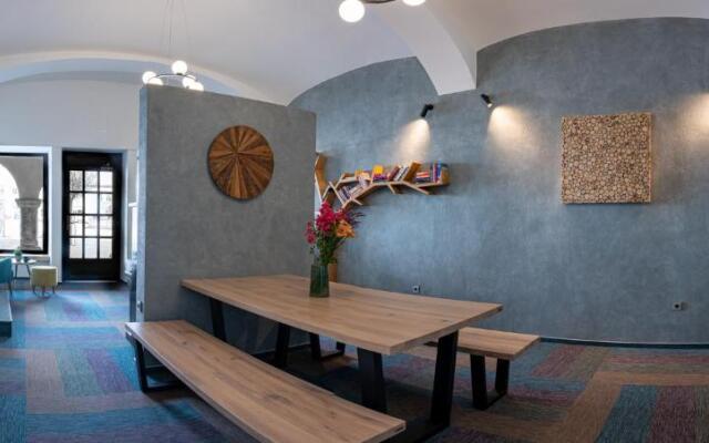 ART Hostel & Apartments