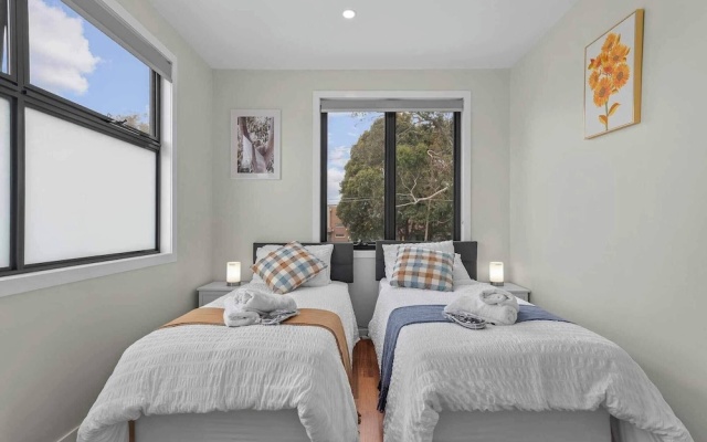 Luxurious 3-bedroom Townhouse in Charming Maidstone 7 KM TO CBD – Guest Rooms – Melbourne