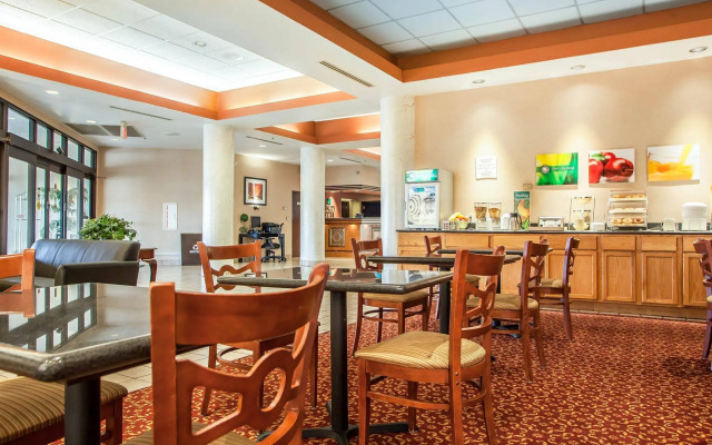 Quality Suites Milwaukee Airport