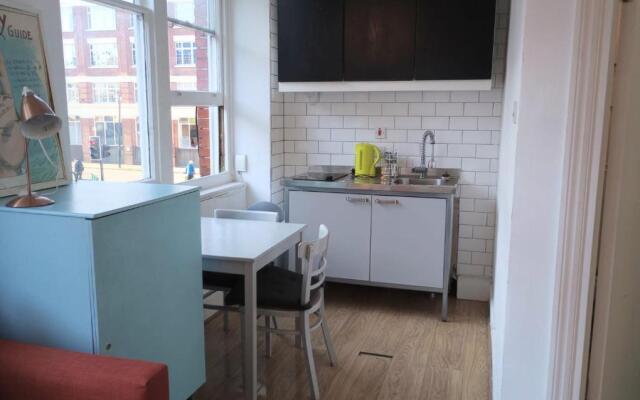 Bright Central London Apartments by DC London Rooms