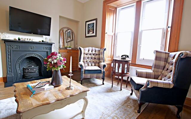 JOIVY Gorgeous Two Bedroom Apartment With Castle Views