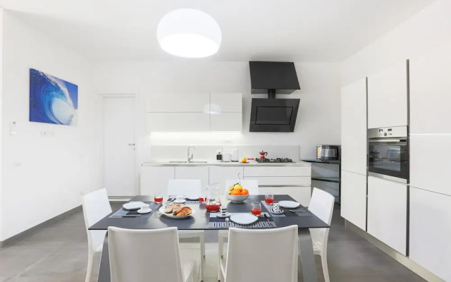 Modern spacious apartment with terrace, balconies, solarium & gym