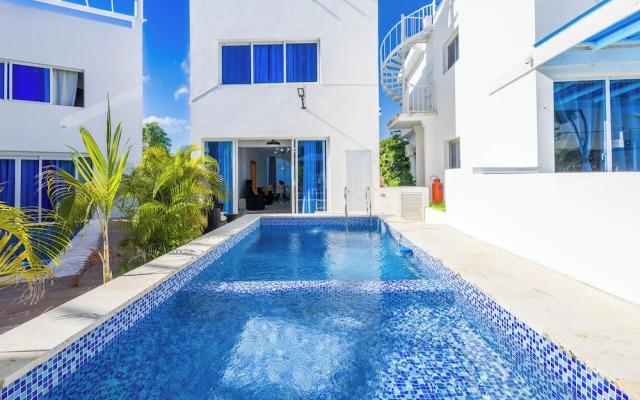 3-BR Villa with Pool & Rooftop Jacuzzi
