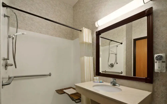 Travelodge and Suites Fargo/Moorhead