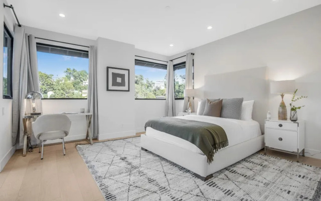 Belden Modern Villa - Iconic Hollywood Hills Retreat