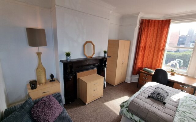 Spacious 4-bed House Great Location Coventry