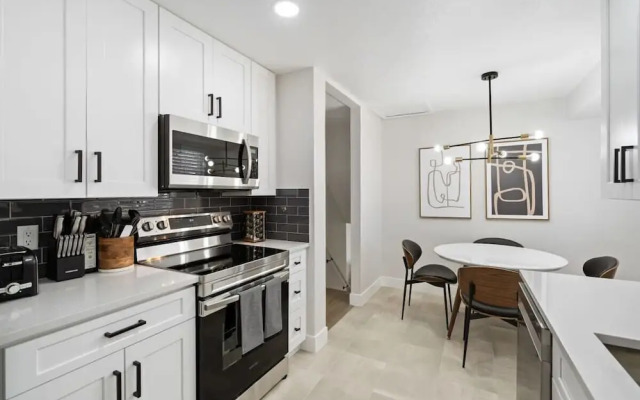@ Marbella - Modern 4-br Retreat Chef's Kitchen