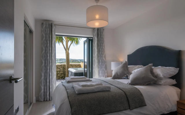 Apartment 3 Waterstone House - Sea Front Apartment Hot Tub