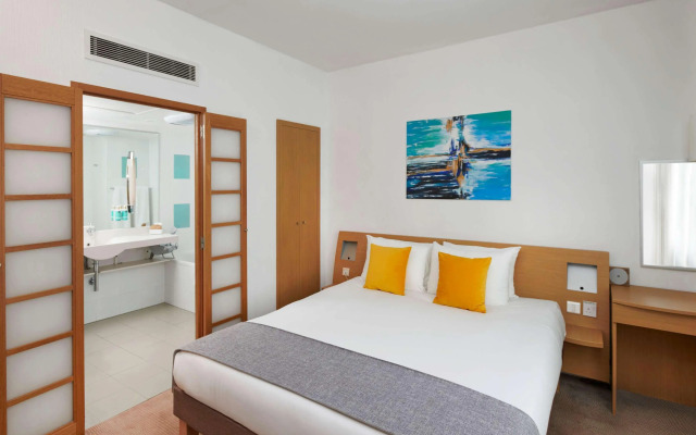 Novotel London West