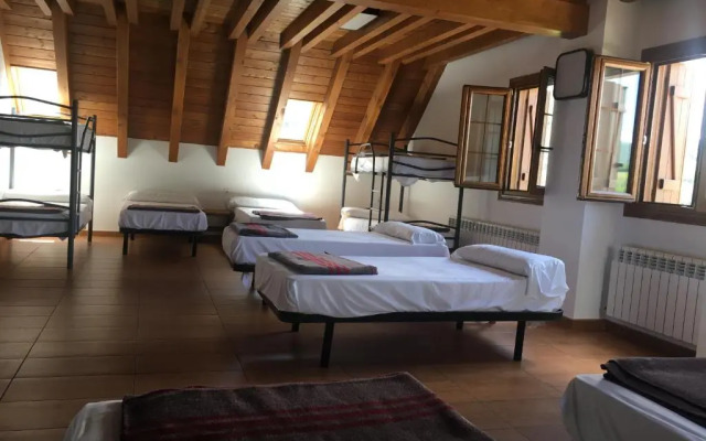 Hostal y Albergue Haizea - Hostel