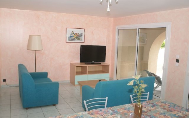 Spacious house, 100m from the beach, swimming pool.