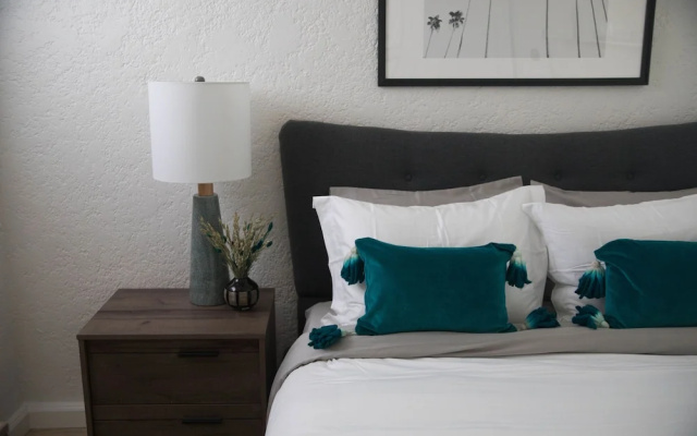 Charming Studio in Beverly Boulevard! Sleeps 2!