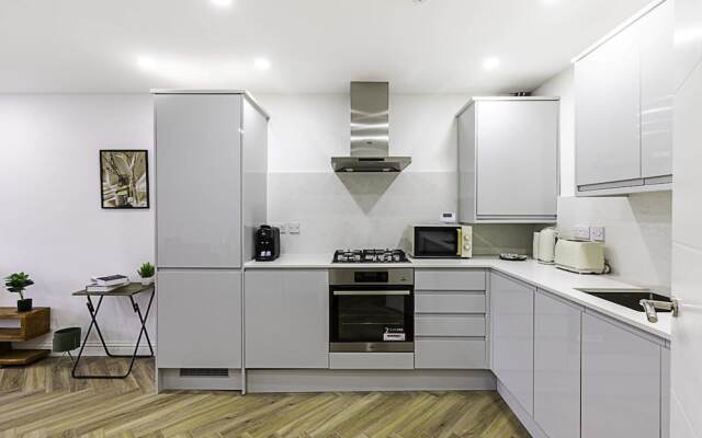 Spacious and Beautiful Apartment In Hanwell