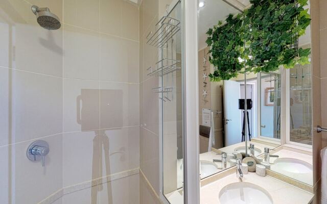 Luxury on the Beach, Lagoon Beach