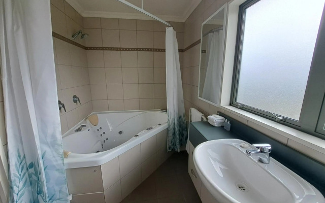 Hotel Lake Brunner
