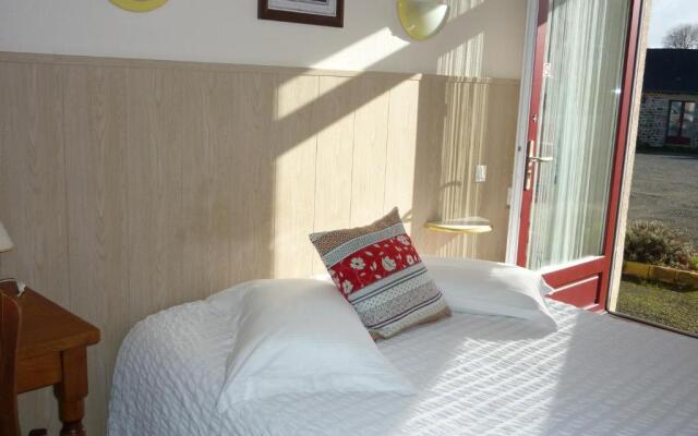 Hôtel Les Voisins Beaucemaine