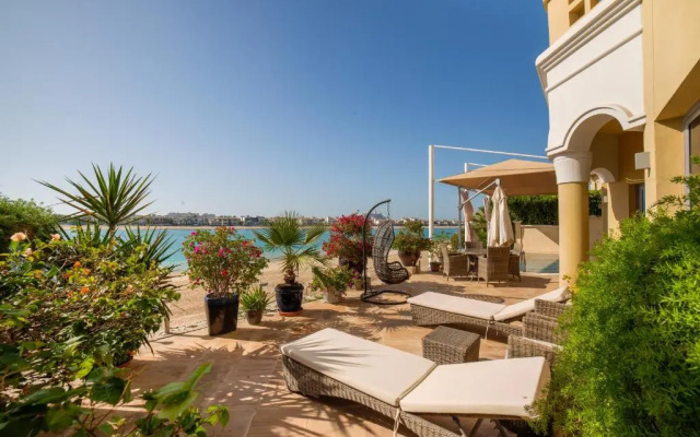 Deluxe 4BR Palm Villa With Private Beach and Pool with Complimentary Golf