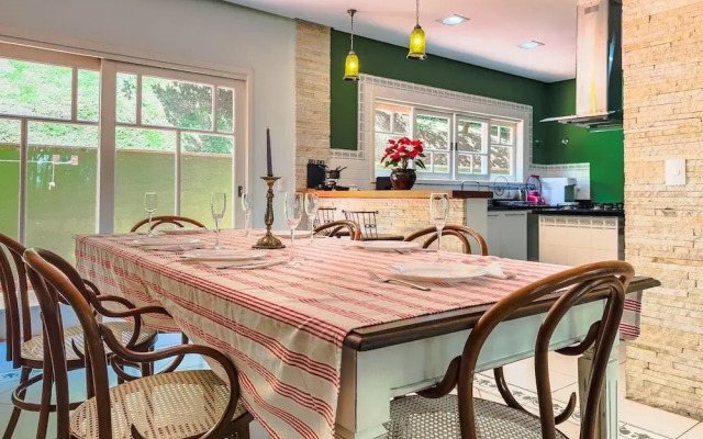 Casa Alto Padrão na Granja Viana - Cond. Fechado