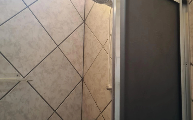 Kitnet casal e apartamento com lareira e vista jardim