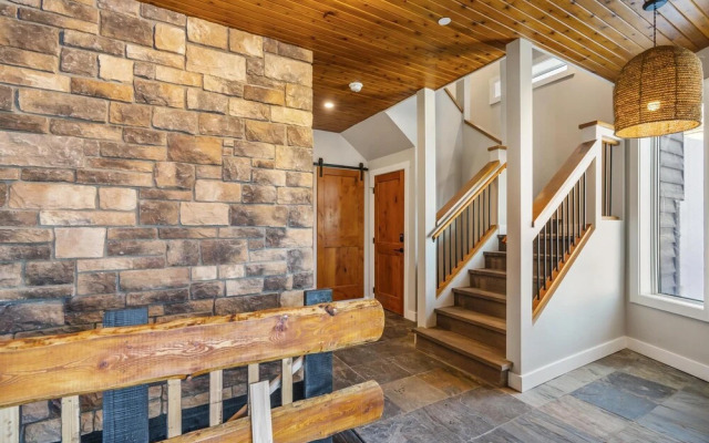 Chalet Monashee-brand New High End W/amazing Views