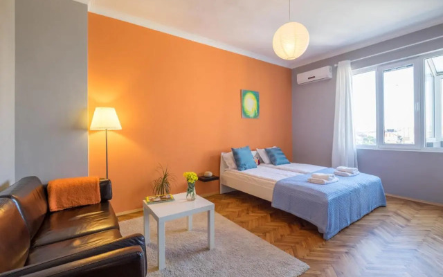 ARTistic & Spacious 2BD Central Apt