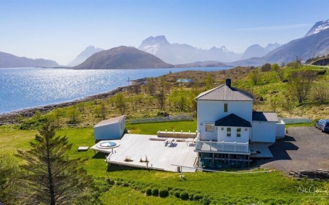 Private Cozy House by the Fjord