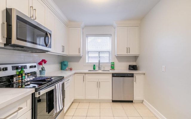 Cozy 1BR Apt With King Bed and Netflix - Near DT Hamilton