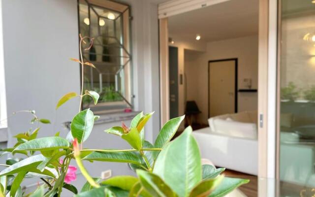 Chic Apartment - River View - Free Parking and WIFI