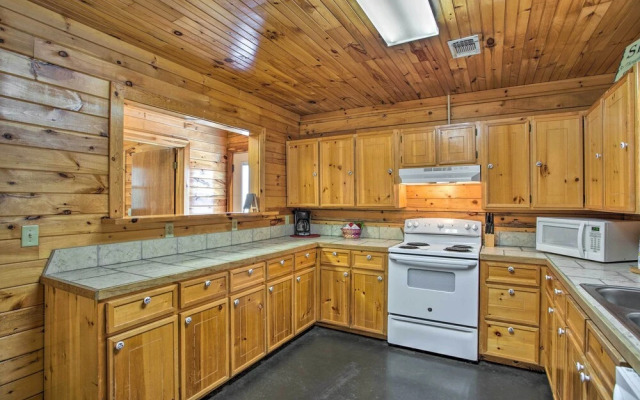 Peaceful Pet-Friendly Retreat W/ Private Hot Tub!