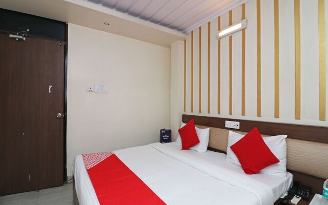 OYO 4011 Hotel Travellers Inn