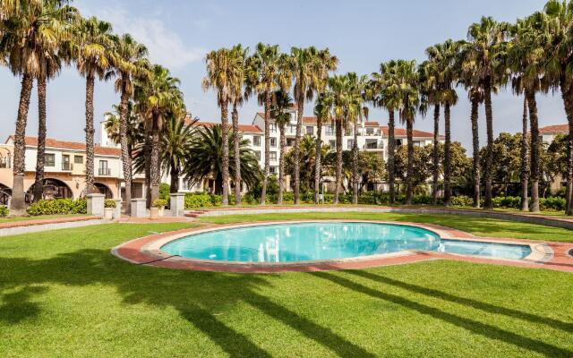 Island Club Hotel & Apartments