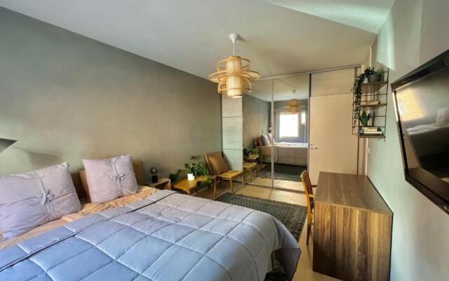 Oceanic & trendy two bedroom apartment with FREE parking