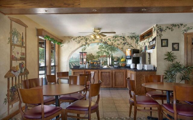 Travelodge by Wyndham Lemoore Near Naval Air Station