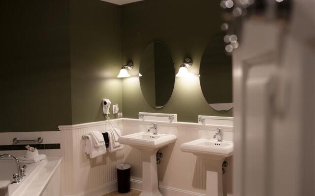 Longfellows Inn and Restaurant