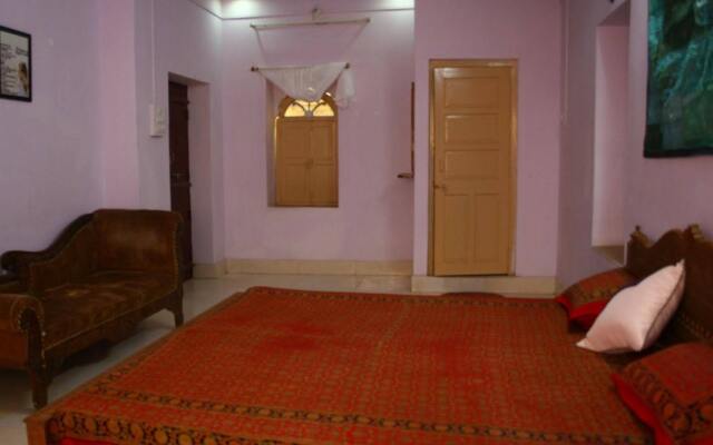Arya Haveli Hotel