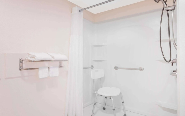 Regency Inn & Suites-Hamilton Place