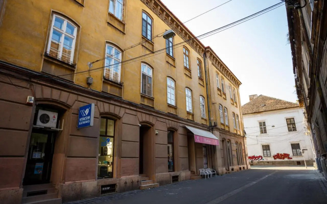 Old Square Apartments 3