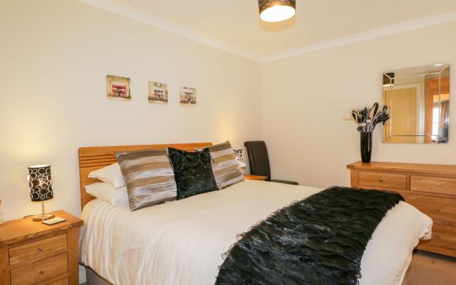 7 Riverside Gardens