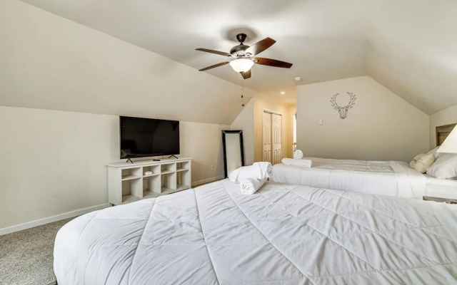 Hot Tub + Decks: Tree-lined Retreat in Pocono Lake