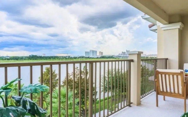Lakeview Penthouse Elegance 3 Bedroom Condo by RedAwning
