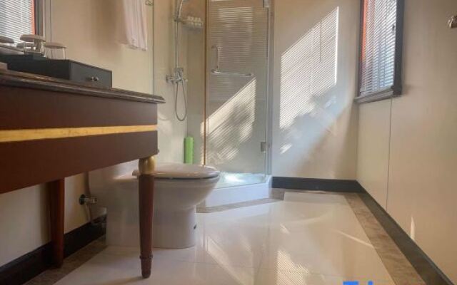 Xilei Hailu Guesthouse