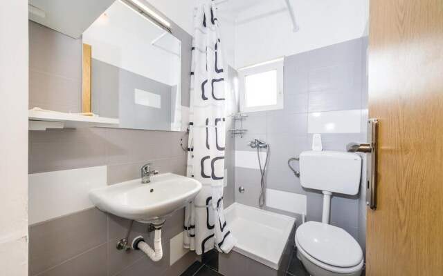 Beautiful Apartment in Maslenica With 3 Bedrooms and Wifi
