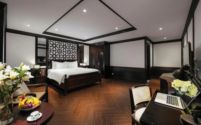 May de Ville Crown Hotel